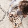 enfant qui joue avec un boulier en bois
