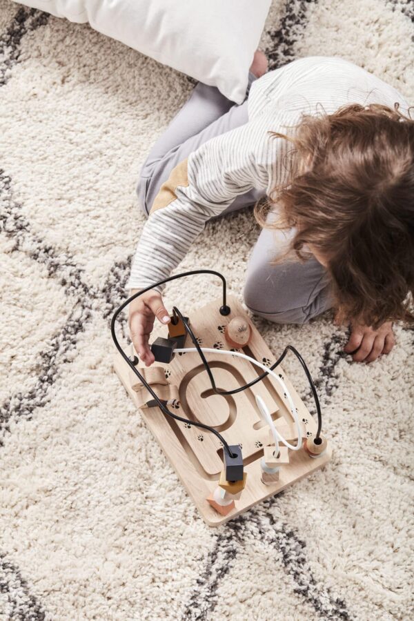 enfant qui joue avec un boulier en bois