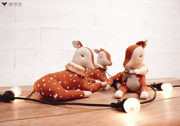 peluche-biche-allongee-sur-la-table-marque-maileg-judy-the-fox