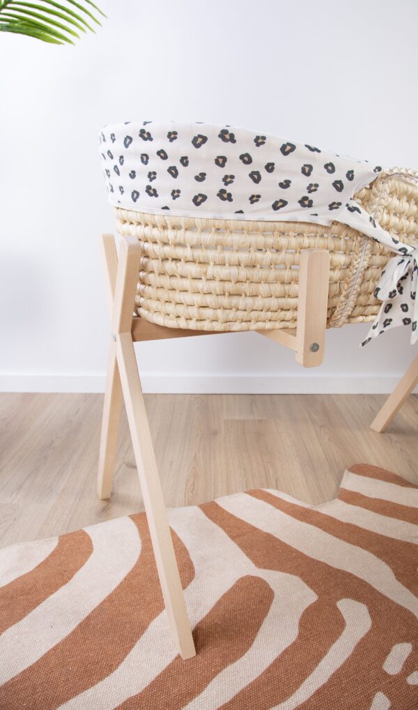 tipi-et-support-en-bois-pour-couffin-moise-dans-la-chambre-childhome