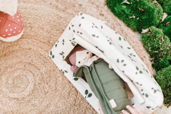 sac-de-couchage-en-tissu-vert-olive-poupee-fabelab