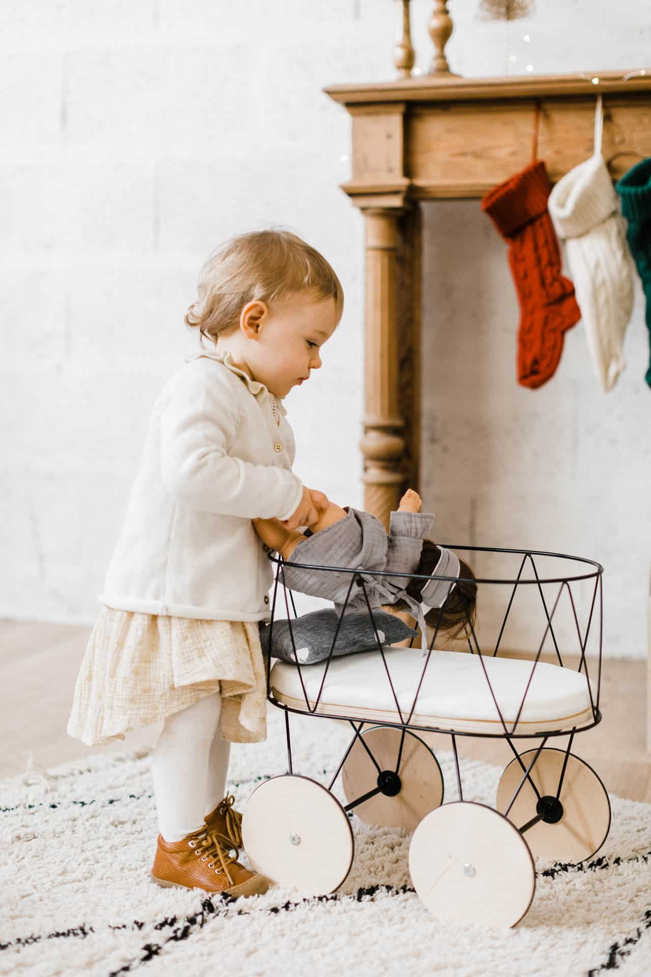 Lit de poupée en bois naturel  Chez les enfants, jeu jouet éthique