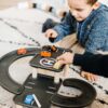 garage-en-bois-a-etages-et-petites-voitures-plan-toys