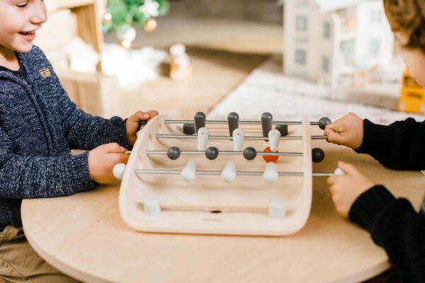 jeu-de-babyfoot-en-bois-pour-enfant-marque-plan-toys