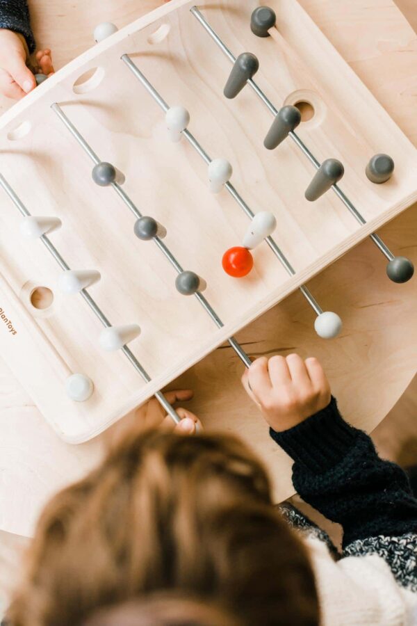 jeu-de-babyfoot-en-bois-pour-enfant-plan-toys