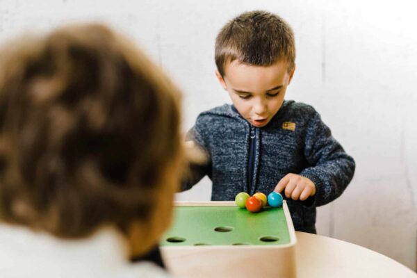 jeu-de-billard-en-bois-et-boules-plan-toys