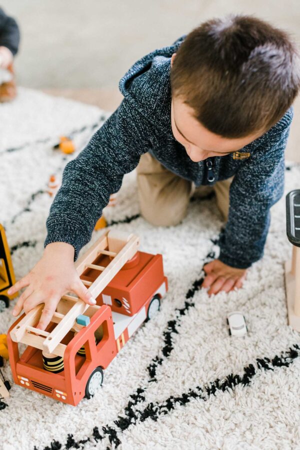 camion-de-pompier-en-bois-echelle-accessoires-kids-concept