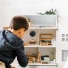 maison-de-poupee-et-ses-accessoires-en-bois-enfant-little-dutch