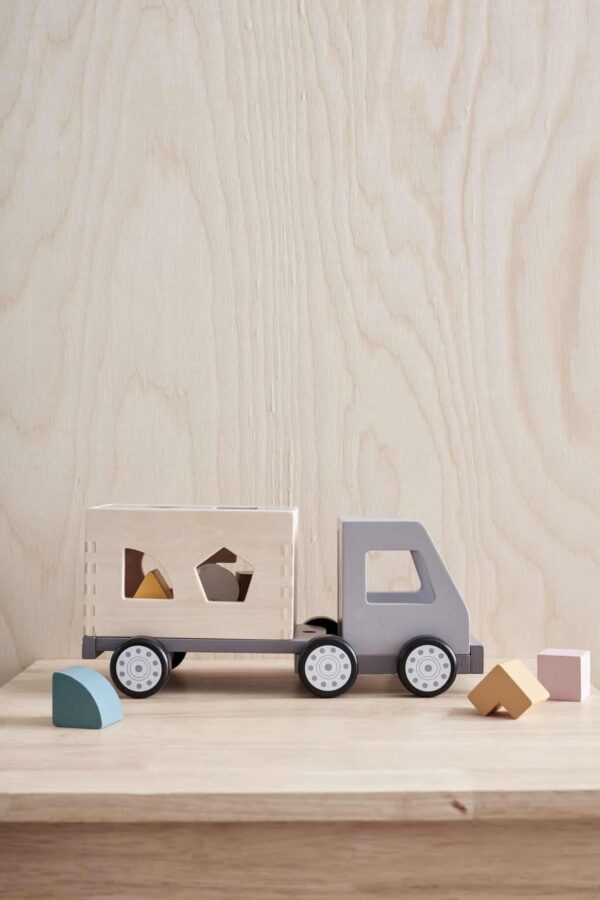 camion-en-bois-avec-formes-enfant-kids-concept