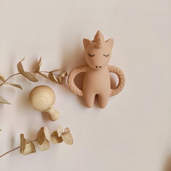 hochet licorne rose et mini-maracas en bois