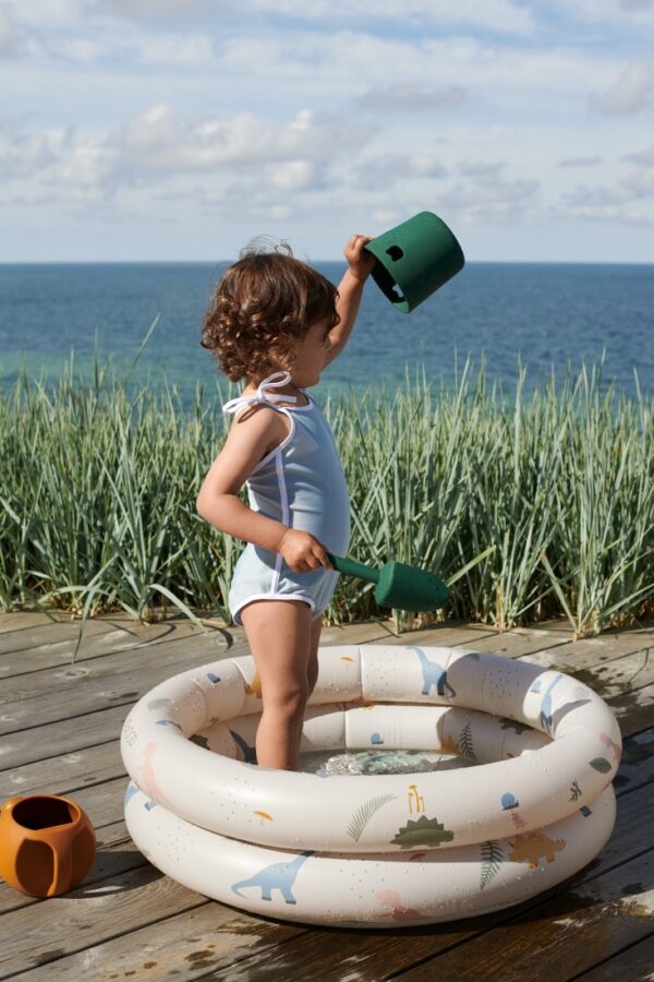 petite fille qui joue dans sa piscine gonflable liewood