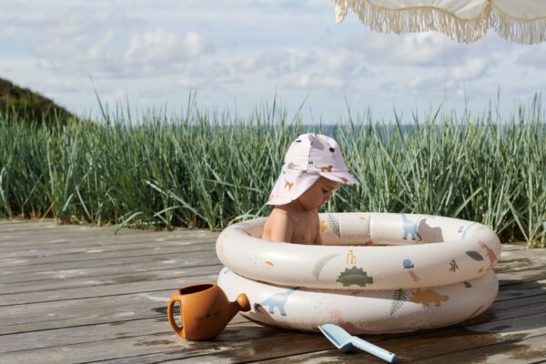 petite fille qui joue dans sa piscine gonflable liewood