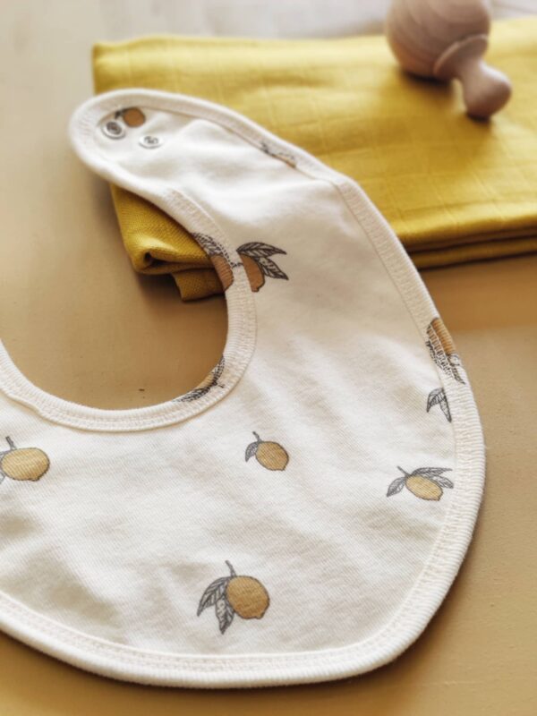 coffret naissance avec bavoir en coton bio motifs citrons