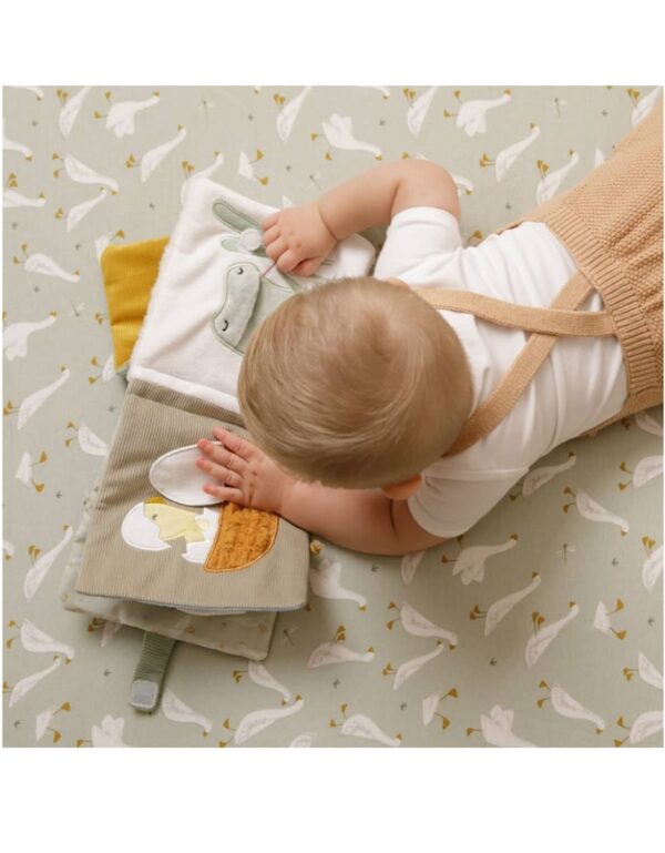 bebe qui s'amuse avec un livre d'éveil en tissu