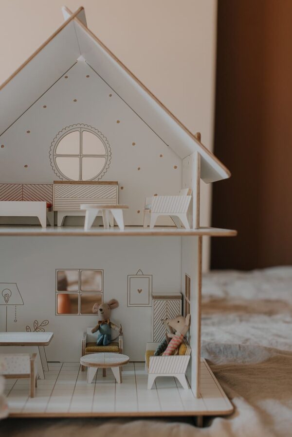 maison de poupée blanche en bois avec les petites souries maileg