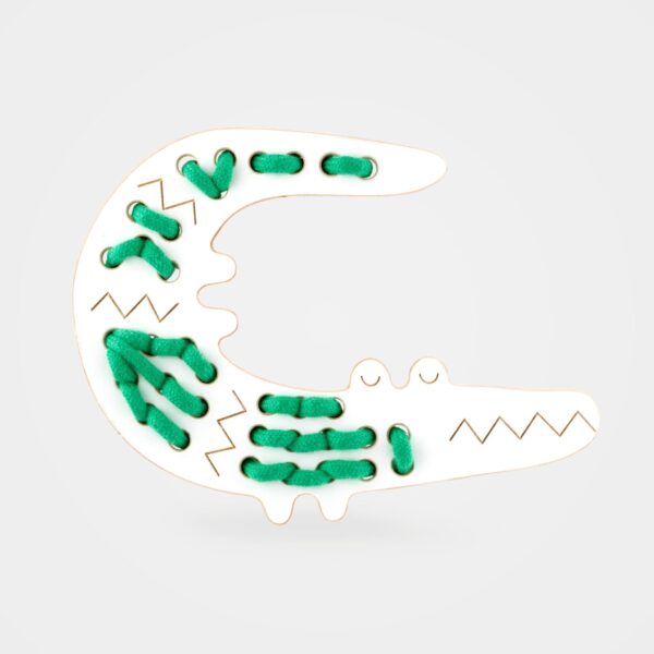 grand jouet à lacer en bois en forme de crocodile et son lacet vert