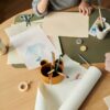 petite fille qui fait de la peinture avec un pot à crayons caramel en silicone