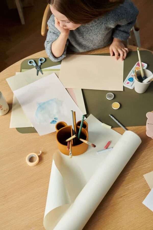 petite fille qui fait de la peinture avec un pot à crayons caramel en silicone