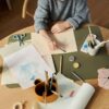 petite fille qui fait de la peinture avec un pot à crayons caramel en silicone
