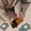 enfant qui joue avec un puzzle en silicone