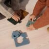 deux enfants qui jouent avec un puzzle en silicone