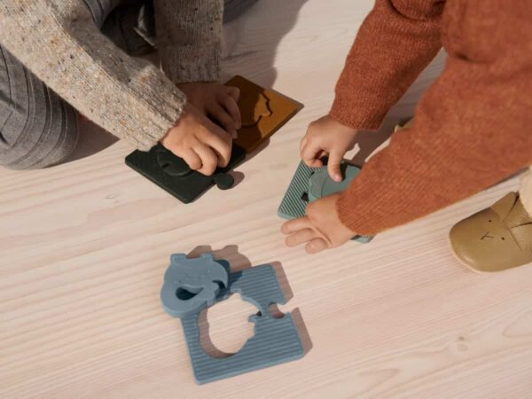 deux enfants qui jouent avec un puzzle en silicone