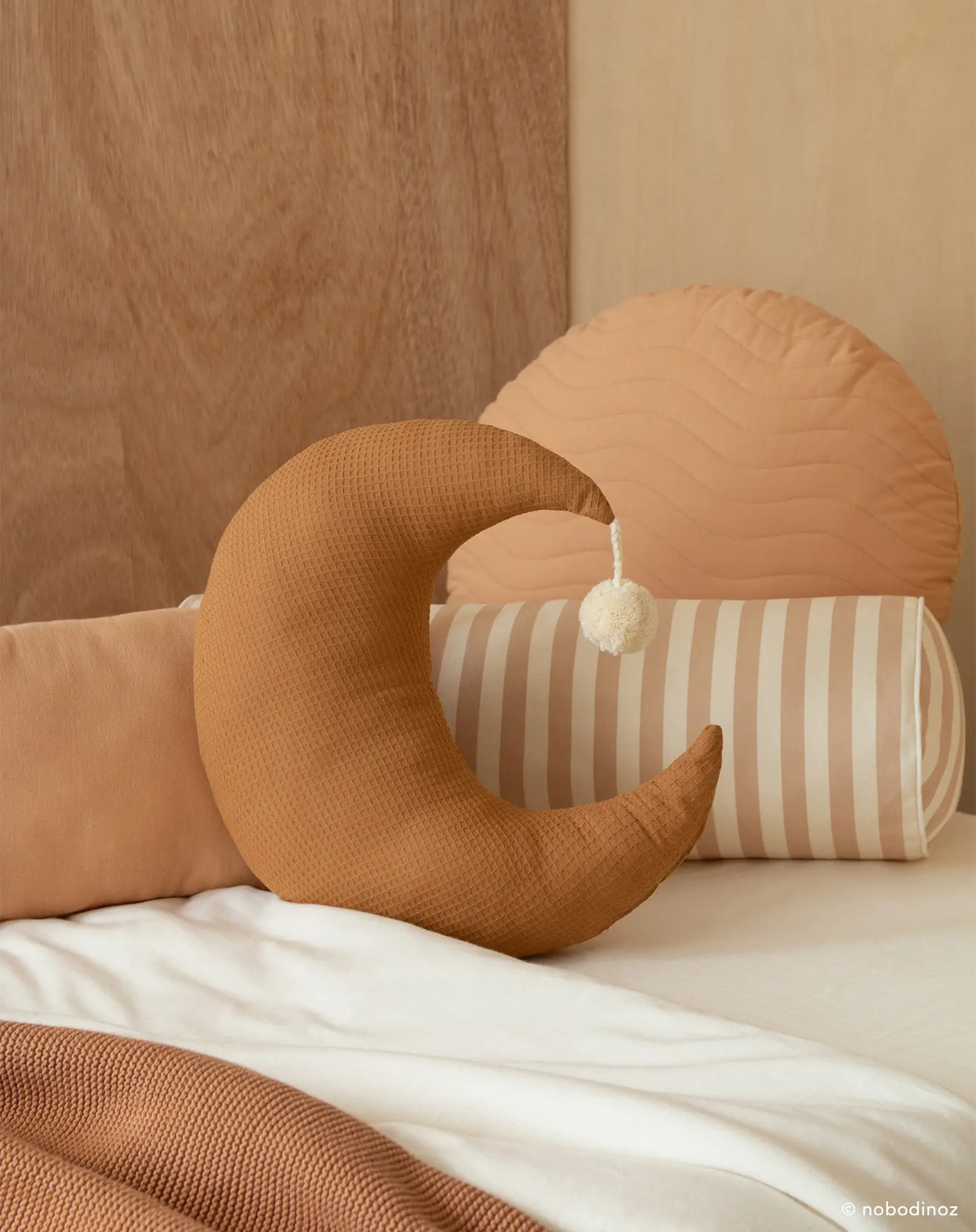 Coussin lune en nid d'abeille de coton bio caramel Pierrot - Nobodinoz