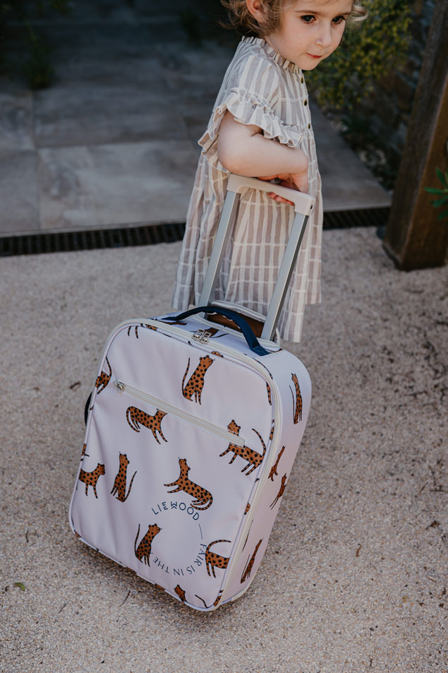 Valise format cabine Bébé dans une tasse de thé